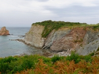 DSC9058 DxO  Pointe Sainte -Anne.  Depuis le sentier du littoral, premier contact avec les flyschs. Une faille normale oligocène sépare le Maastrichtien  horizontal  d&#39;une zone plus tectonisée. Au loin, le Jumeau ouest.
