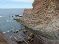 DSC9586 DxO  La célèbre limite K/T de Zumaia à peine découverte par la mer. Elle passe au pied de la falaise à droite, là où c&#39;est noir.