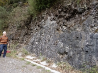 DSC1953  Toujours dans la zone industrielle d&#39;Eibar, brêches de pillow lavas recoupées par un dike basaltique vertical à droite