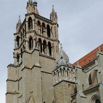 _DSC9938_DxO La cathédrale côté sud. XIIè et XIIIè siècles. Consacrée en 1275 en présence du pape Grégoire X et de Rodolphe de Habsbourg, elle passa au culte protestant en...