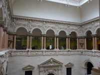 DSC3371  L'atrium du Palais de Rumine. Les vitrines sont dédiées à l'évolution. Les colonnes doubles sont en calcaire rose de l'Echaillon ( près de Grenoble) -Jurassique supérieur.