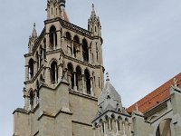 DSC9938 DxO  La cathédrale côté sud. XIIè et XIIIè siècles. Consacrée en 1275 en présence du pape Grégoire X et de Rodolphe de Habsbourg, elle passa au culte protestant en 1536.