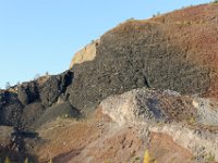 DSC1538 DxO  Tout en haut à gauche, le mur beige correspond aux émissions d'un épisode surtseyen qui a précédé le cône strombolien.