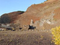 DSC1541 DxO  Au centre le neck, produit du remplissage du conduit volcanique. Autour, les scories. Elles sont rouges au coeur de l'édifice et deviennent de plus en plus sombres au fûr et à mesure de l'éloignement.