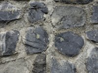 DSC7844  Des prismes (avec deux nodules de péridotite) utilisés comme pierres de construction