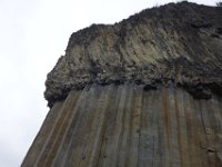 DSC7850  Le désordre des prismes de l'entablement résulte du contact de la lave avec l'eau. La coulée en descendant dans la vallée a créé un lac de barrage. Lorsque celui-ci a débordé et recouvert la coulée, cela a perturbé la prismation.