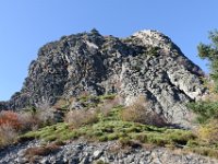 DSC1828 DxO  Arrêt 6 : Le Petit-Gerbier ou suc du Gouleyou- Dôme de phonolite qui a obstrué la cheminée.