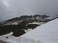 DSC6430  Au milieu, une masse verte de métagabbros
