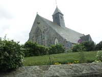 DSC4137  L'église de Morieux. Les pierres rouge sombre sont en sidérolitiques.