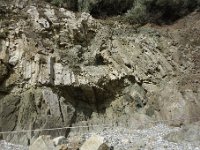 DSC4138  A gauche au milieu, les gneiss de 750 Ma au litage vertical. Au- dessus et en-dessous, deux filons de roches basiques datées de 600 Ma.