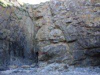 DSC4181  Filon de kératophyre, volcanisme acide briovérien, recoupant, à gauche, les schistes  briovériens et, à droite, une coulée de basalte.