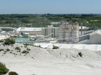 DSC1226 DxO  Les matériaux sont triés, lavés et sêchés. Chaque minéral, kaolinite et muscovite réduites en poudre ainsi que le quartz, est vendu séparément pour des usages spécifiques.