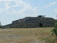 DSC1300 DxO  Troisième étape : le cairn du Petit-Mont. Il s'agit en réalité de trois cairns successifs construits entre 4 500 ans et 2 700 ans av JC. Les allemands y ont ajouté un blockhaus.