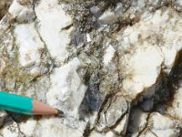 DSC1910 DxO  Filon pegmatitique : gros cristaux blancs de feldspath et de muscovite brillante