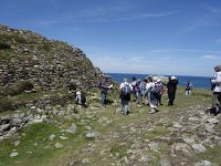 DSC9945  Le cairn est constitué d'un ensemble de trois dolmens à couloir datant de 4 200 ans avant JC.