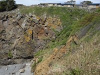 DSC0055  Plusieurs filons de dolérite sont injectés dans les gneiss de Kerhornou. Injection tardive 200 Ma, ils marquent la fragmentation de la Pangée et l'ouverture de l'Atlantique.