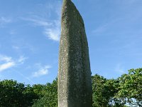 DSC2088 DxO  Une étrange coutume datant du 19è siècle : les nouveaux mariés venaient nus se frotter le ventre contre la bosse du menhir, l'homme dans l'espoir d'avoir des enfants mâles, la femme pour assurer son règne sur la maison.