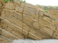 DSC2318 DxO  Situées en-dessous des métagabbros et au-dessus des micaschistes, les leptynites de Porsliogan : gneiss clair à grain fin, quartz et fedsphaths dominants