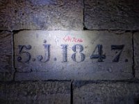 DSC2472 DxO  Les parois des galeries ont été confortées au cours du temps pour éviter les éboulements. Ici la marque laissée par le responsable : 5ème confortation réalisée en 1847 par l&#39;inspecteur général des carrières  Junker.