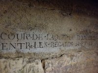 DSC2475 DxO  Inscription indiquant que nous sommes sous le passage de l&#39;acqueduc de Marie de Médicis datant de 1613 qui transportait les eaux des sources de Rungis au Palais du Luxembourg et aux fontaines de la rive gauche de Paris.