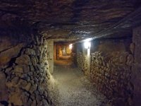 DSC2477 DxO  Galerie montrant la technique  de l&#39;exploitation des roches par hagues et bourrage. Les carriers montaient des murs de pierres sêches, les hagues,  derrière lesquels ils entreposaient les débris : le bourrage.