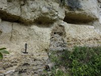 DSC2115  Système de deux failles en extention. Les cavités au niveau supérieur ont été creusées par les amateurs de fossiles.