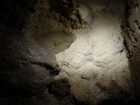 DSC2174  Sur le chemin une fontaine pétrifiante. La couche d'argile qui protège le tuffaux s'est rompue à cet endroit. L'eau s'écoule et le calcaire se dépose.