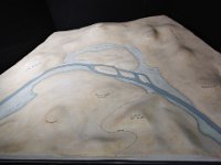 DSC2731 DxO  Maquette mettant en évidence les collines parisiennes, le tracé de la Seine avec son méandre actuellement comblé et le cours de son affluent la Bièvre transformée en égout.