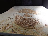 DSC2733 DxO  Paris au Moyen-Âge. De 1190 à 1213 sous Philippe Auguste, une immense enceinte est édifiée.A partir de 1364, Charles V fait construire une seconde enceinte en rive droite.