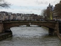 DSC2781 DxO  Le Petit Pont. Il est en béton recouvert de meulière.