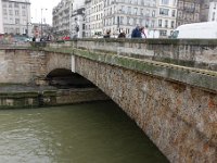 DSC2794 DxO  Le Petit Pont. Meulière et parapet en calcaire à entroques.