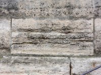DSC2798 DxO  Mur de la berge du quai des Orfèvres. Calcaire lutétien avec nombreuses traces de Cérithes. La pierre centrale présente des figures d&#39;érosion différentielle selon la dureté plus ou moins grande de la roche.