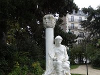 DSC2193  Une statue en marbre de Carrare (Toscane-Italie), calcaire métamorphisé blanc, très pur.
