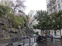 DSC3080  Un ancien front de taille rue Ronsard. Le gypse a été consolidé par de la meulière et recouvert de ciment.