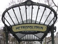 DSC3092  C&#39;est la station de métro la plus profonde de Paris : 36 m sous le  niveau du sol. Elle est construite dans le calcaire de Saint-Ouen. L&#39;édicule Guimard qui orne son accès était à l&#39;origine à la station Hôtel-de-Ville. Il fut déplacé à la station Abbesses en 1974.