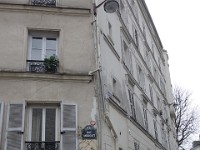 DSC3094  Les fissures et la courbure des corniches témoignent de l&#39;instabilité du sous-sol. Ce quartier repose sur les remblais des carrières de gypse.
