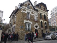 DSC3098  Une maison en meulière rue Ravignan. La meulière de Montmorency constitue le dernier étage stratigraphique (Stampien). Son exploitation comme pierre de construction était donc facile.