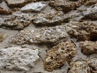 DSC3099  La meulière est une roche siliceuse qui résulte de la transformation d&#39;un calcaire par des fluides riches en silice. Dans la roche du milieu, il reste du calcaire dans la trame siliceuse. Dans la roche en-dessous, le calcaire a été dissous. On voit alors des trous à son emplacement. C&#39;est une meulière dite caverneuse.
