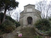 DSC3102  Ancien château d&#39;eau, construit en 1835 pour compenser la disparition des sources. C&#39;est actuellement la commanderie du clos de Montmartre. créée en 1983 pour donner une représentation officielle à la vigne de Montmartre plantée en 1933.