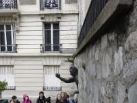 DSC3110  Le passe-muraille, sculpture de Jean Marais, l&#39;acteur, devant l&#39;immeuble où habitait Marcel Aymé.