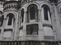DSC3138  La Basilique du Sacré-coeur est construite en calcaire de Château-Landon du Ludien, Eocène supérieur. C&#39;est un calcaire lacustre, très résistant. Il reste blanc s&#39;il est exposé à la pluie. Les parties non exposées noircissent comme tout autre calcaire.