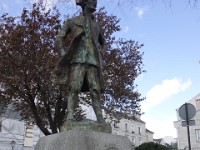 DSC3149  Dans le square, la statue du chevalier de la Barre,1745-1766, supplicié à l&#39;âge de 19 ans pour n&#39;avoir pas salué une procession. Le socle est en granite à phénocristaux de feldspath.