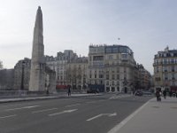 Le groupe se rassemble à l&#39;angle du quai et du pont de la Tournelle, non loin de la statue de Sainte Geneviève.
