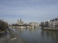 La Seine a un débit moyen de 275 m3/s. Il peut passer de 30 m3/s  à l&#39;étiage à plus de 2000 m3/s en période de crue. La profondeur de l&#39;eau est d&#39;environ 5 m. La cote de 8,62 m fut atteinte en 1910.