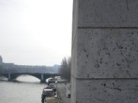 La statue de Sainte Geneviève (423-512) protégeant Paris a été érigée en 1928 par le sculpteur Paul Landowski. Elle est, ainsi que le pont qui date de la même époque, en calcaire de Château-Landon.