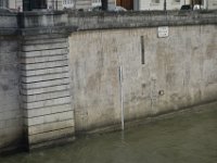 Les nombreux barrages et écluses permettent de maintenir actuellement le plan d&#39;eau dans Paris à l&#39;altitude de 26,39 m NGF, c&#39;est à dire par rapport au niveau moyen de la mer. Le zéro que l&#39;on voit ici : 25,62 m, a été fixé au niveau des basses eaux de 1719.