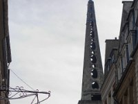 Traversée de l&#39;Ile Saint-Louis par la rue des Deux-Ponts. Les nombreux ajours du clocher de l&#39;église Saint-Louis -en-l&#39;Ile  permettent d&#39;éviter toute prise au vent.