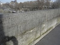 Les parapets du Pont Marie sont en calcaire lutétien.