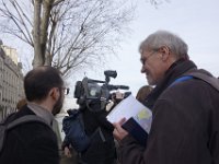 Intermède : des journalistes de France 3 nous demandent notre avis sur l&#39;éventuelle présence de logements sociaux dans l&#39;Ile Saint-Louis.