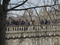Le pont est en calcaire jurassique de Bourgogne.
